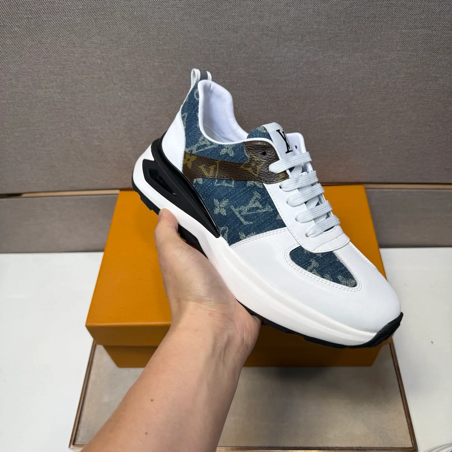 ⬛️Men's shoes 💰p442【LV～】Men's casual shoes 2025z cabinet sales simultaneously 🔶Size: 38-44#️⃣ 🔷2 colors🔜The upper is made of multi-material splicing➕Genuine leather lining, comfortable and breathable, sole: original comfortable and wear-resistant outsole, ⚠️Real shot📱Photographed🎬The real thing is better📢📢📢